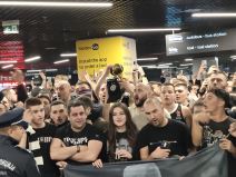 Navijači Partizana dočekuju Željka Obradovića.jpg