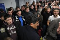 Mile Belodedić na aerodromu Nikola Tesla među Grobarima