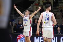 Stefan Miljenović proslavlja postignuti koš