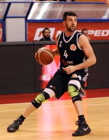 Aleksandar Cvetković vodi loptu