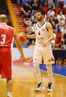 Aleksandar Cvetković vodi loptu