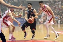 Aleksandar Cvetković igra ka košu Crvene zvezde