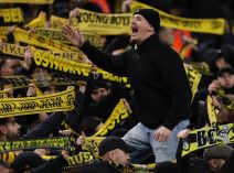 Tuča navijača Jang bojsa i policije (9).jpg