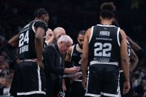 Željko Obradović objašnjava košarkašima Partizana