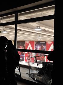 Polomljeno staklo u Beogradskoj areni na treningu Partizana