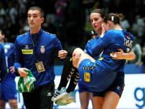Dunja Tabak u rukama saigračice Jovane Jovović na Svetskom prvenstvu