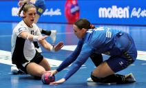 Rukometašica Srbije Jelena Agbaba u duelu protiv Nemice Ksenije Šmits na Svetskom prvenstvu