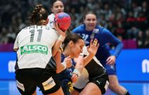 Reprezentativka Srbije Jovana Jovović šutira na gol na utakmici Svetskog prvenstva protiv Nemačke u duelu protiv Ksenije Šmits