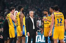 Oded Kataš sa igračima Makabija.