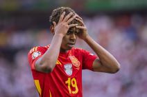 Lamin Jamal u dresu Španije se drži za glavu.