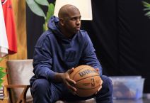 Kris Pol s loptom dok sedi u trenerci.