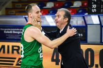 Simone Pjaniđani grli Klemena Prepeliča na utakmici FMP Cedevita Olimpija