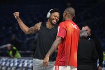 Pozdrav Tajrika Džounsa i Ajzeje Majka pred Partizan Bajern