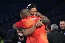 Pozdrav Tajrika Džounsa i Ajzeje Majka pred Partizan Bajern