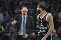 Mirko Ocokoljić govori Duejnu Vašingtonu na Partizan Bajern