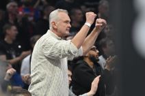 Žarko Paspalj slavi pobedu Partizana protiv Bajerna