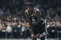 Isak Bonga se odmara na utakmici