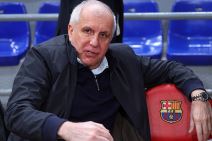 Željko Obradović sedi na stolici.