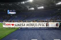 Porodica Siniše Mihajlovića drži transparent u njegovu čast na meču Lacio Bolonja na stadionu Olimpiko
