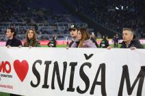 Porodica Siniše Mihajlovića nosi transparent u njegovu čast na stadionu Olimpiko pred meč Lacio Bolonja