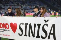 Porodica Siniše Mihajlovića nosi transparent u njegovu čast na Lacio Bolonja