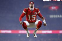 Patrik Mahoums iz Kanzas sitija skače u vazduh.