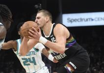 Nikola Jokić na meču protiv Šarlota