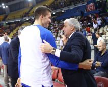 Bogdan Bogdanović i Željko Obradović na oproštajnoj utakmici u čast Dude Ivkovića u Atini