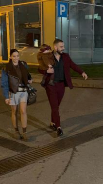 Darko Lazić sa ženom i cerkicom stigao na snimanje novogodišnjeg programa (2).jpg