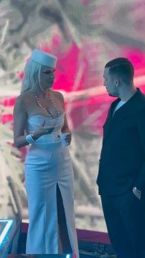 Karleuša prvi put na snimanju novogodišnjeg programa Evo kakve su reakcije pevača kada su je videli (2).jpg