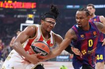 Čima Moneke i Kevin Panter utakmici Crvena zvezda - Barselona se bore za loptu