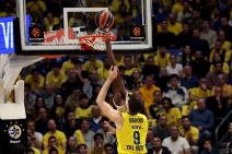 Roman Sorkin brani koš Makabija od Endiajea Embajea na Makabi ASVEL