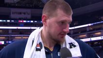 Nikola Jokić daje intervju posle pobede Denvera