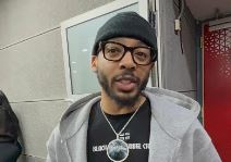 Karlik Džons daje izjavu