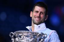 Novak Đoković sa peharom na Australijan Openu