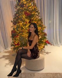 Ana Ivanović kraj novogodišnje jelke sa prijateljicama