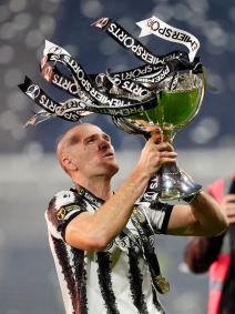 Aleks Gogić drži trofej Liga kupa Škotske sa Sent Mirenom