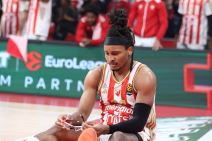 Čima Moneke drži naočare u rukama.