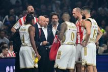 Saša Obradović sa košarkašima Crvene zvezde.