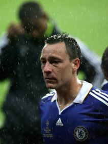 Džon Teri prima medalju posle poraza u finalu Lige šampiona od Mančester junajteda u Moskvi