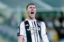 Dušan Vlahović se dernja u dresu Juventusa.