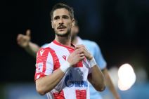 Dijego Falćineli se drži za dres u Zvezdi