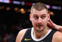 Nikola Jokić na meču Denvera i Atlante
