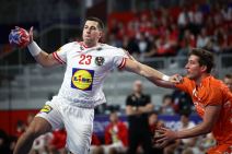 Nemanja Belos šutira na gol rivala