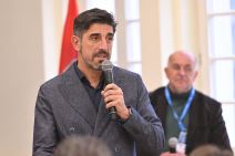 Veljko Paunović drži govor.