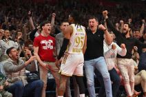 Čima Moneke slavi koš sa navijačima Zvezde