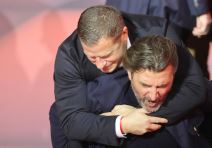 Marko Pešić nosi direktora Maksa Eberla