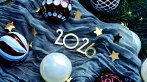 Novogodišnje kugle i dekoracija za 2026. na plavom platnu