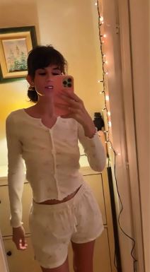 Marija Kundačina pozira u ogledalu u šortsu i bez brusa (3).jpg