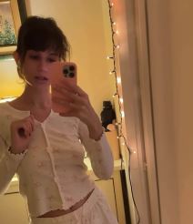 Marija Kundačina pozira u ogledalu u šortsu i bez brusa (4).jpg